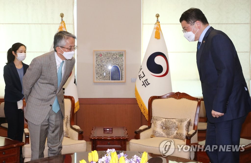 2月16日，在韩国外交部大楼，新任日本驻韩大使相星孝一（左）会见韩国外交部次官崔钟建。 韩联社