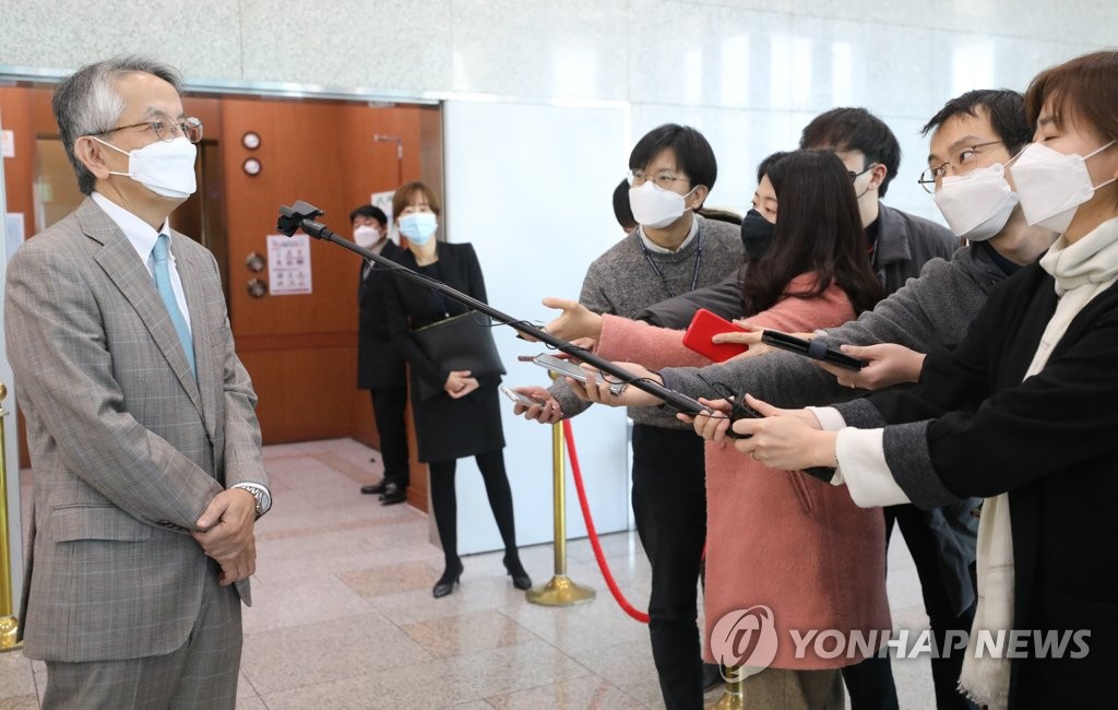2月26日上午，在首尔市的韩国外交部，相星孝一在会见韩国外交部次官崔钟建后，回答记者提问。 韩联社