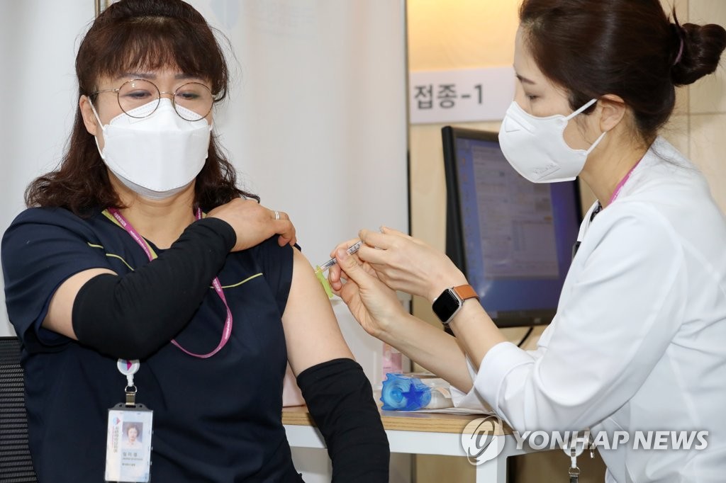 2月27日，位于首尔中区的国立中央医疗院内中央预防接种中心率先开启辉瑞疫苗接种工作。在国立中央医疗院新冠确诊者诊治隔离区工作的保洁员郑某成为首位接种者。 韩联社
