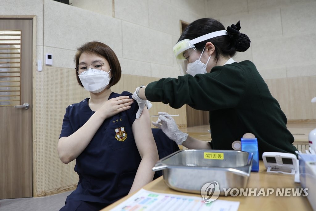 资料图片：3月3日，在京畿道杨州市的国军杨州医院，一名军护士接种新冠疫苗。 韩联社/韩国国防部供图（图片严禁转载复制）
