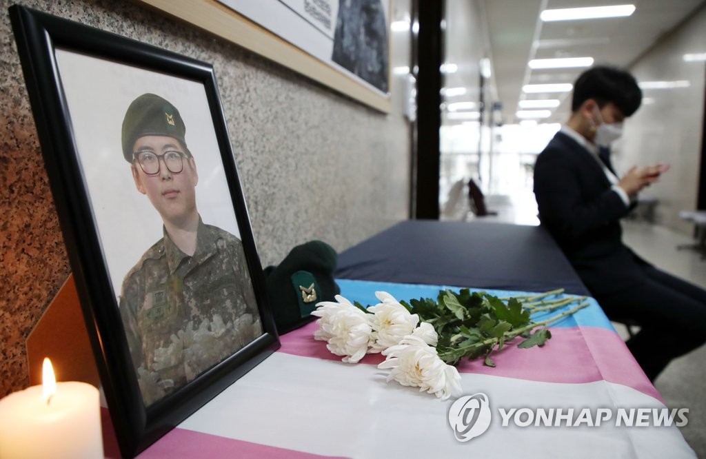 资料图片：韩国国会正义党主席办公室为陆军士官边熙秀设灵堂。 韩联社