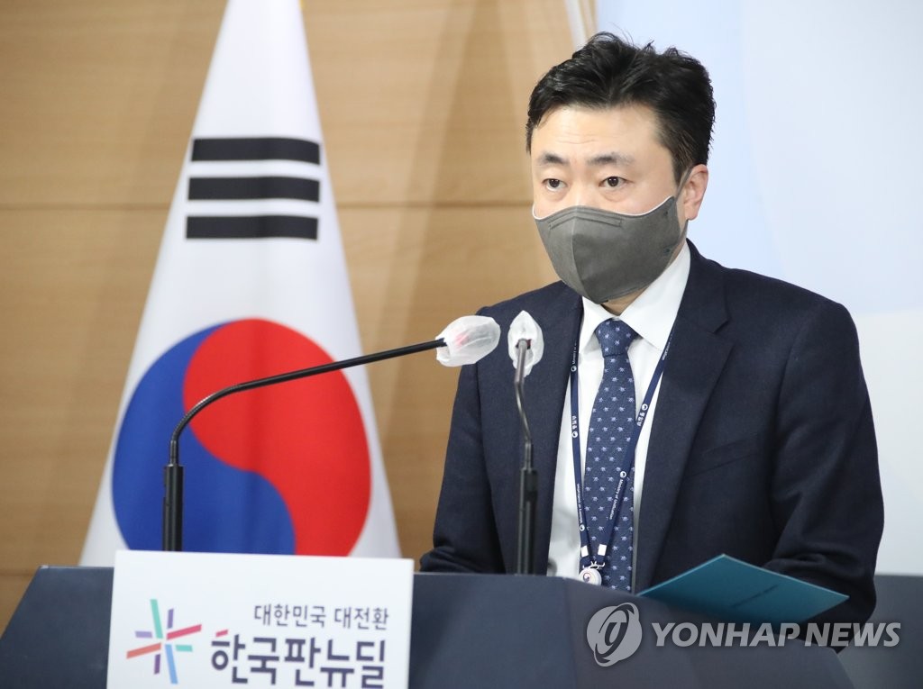 资料图片：2021年3月5日，在韩国统一部办公楼，统一部副发言人车德哲（音）举行例行记者会。 韩联社
