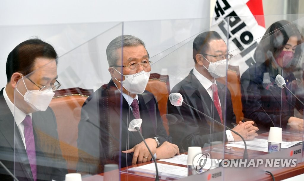 3月8日，在韩国国会，第一大在野党国民力量领袖金钟仁（左二）出席应急对策委员会会议并发言。 韩联社