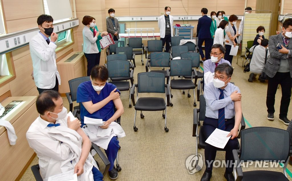 资料图片：医务人员接种后观察是否出现异常反应。 韩联社