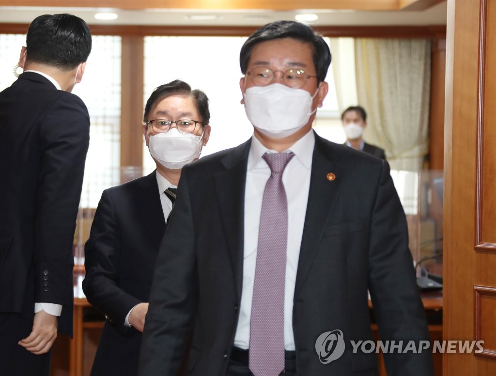 3月10日，在政府首尔办公大楼，行政安全部长官全海澈（中）和法务部长官朴范界（左二）在应对韩国土地住宅公社（LH）炒地案的有关部门紧急会议结束后离开会场。 韩联社
