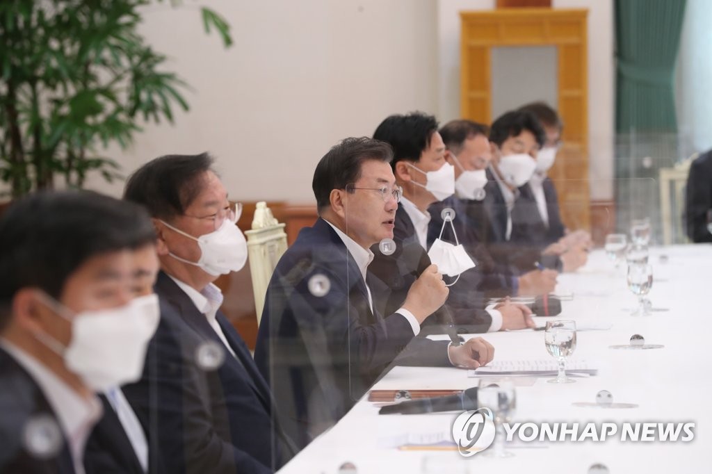 3月10日，在青瓦台，文在寅（左三）同执政党议员座谈时讲话。 韩联社