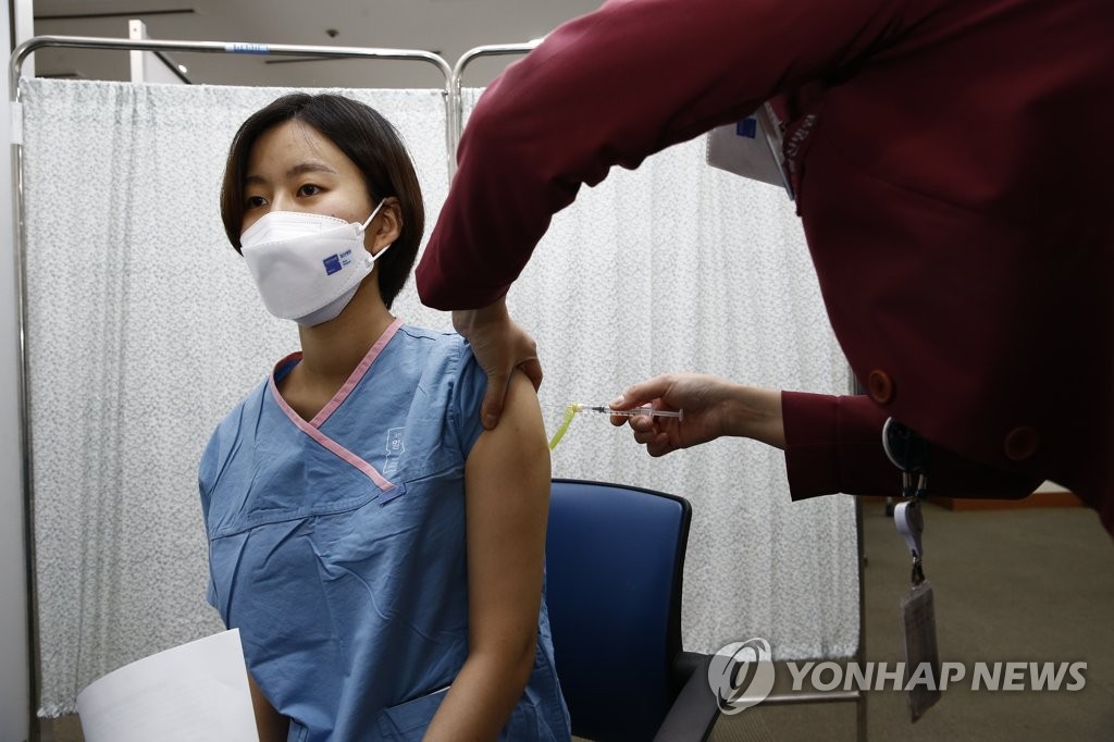 资料图片：京畿道高阳市一山医院的医务人员接种疫苗。 韩联社/国民健康保险一山医院供图（图片严禁转载复制）