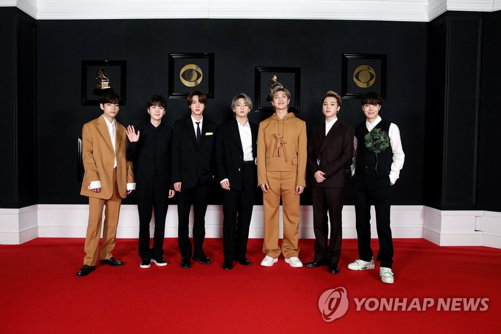 3月15日，韩国男团防弹少年团（BTS）受邀登上在线举行的第63届格莱美颁奖典礼红毯礼。 韩联社/Big Hit娱乐供图（图片严禁转载复制）