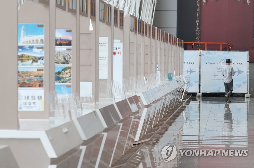资料图片：3月15日，仁川国际机场第一航站楼候机大厅的旅行社区一片冷清。 韩联社
