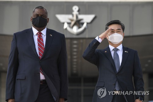 3月17日，在首尔龙山区的韩国国防部，韩国国防部长官徐旭（右）与美国国防部长劳埃德·奥斯汀检阅仪仗队。 韩联社/联合摄影记者团