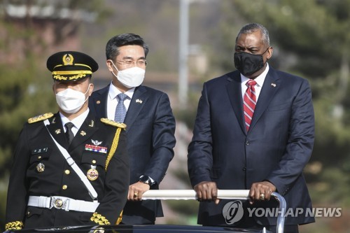 3月17日，在首尔龙山区国防部，韩国国防部长官徐旭（右二）同到访的美国国防部长劳埃德·奥斯汀（右一）检阅仪仗队。 韩联社/联合摄影记者团