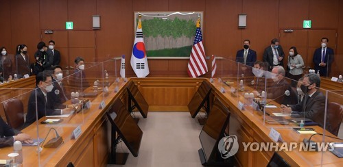 资料图片：3月17日，在首尔市外交部大楼，韩国外交部长官郑义溶（左侧前排左二）和美国国务卿布林肯（右侧前排右一）举行会谈。 韩联社/联合摄影记者团