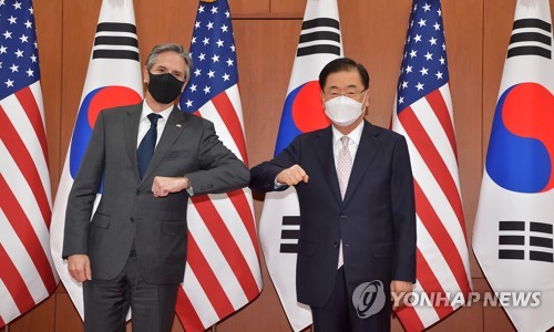 3月17日，在首尔市外交部大楼，韩国外交部长官郑义溶（右）和美国国务卿布林肯碰肘代替握手。 韩联社/联合摄影记者团