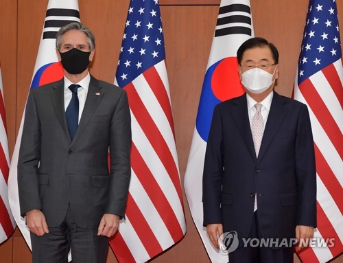 3月17日，在首尔市外交部大楼，韩国外交部长官郑义溶（右）和美国国务卿布林肯合影留念。 韩联社/联合摄影记者团