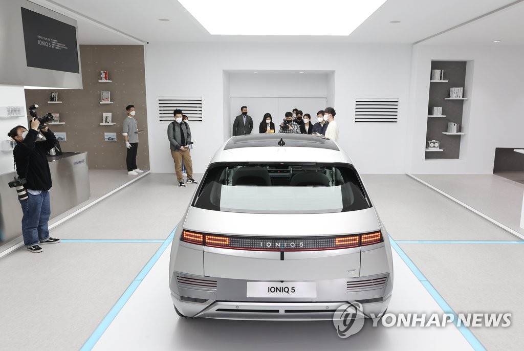 资料图片：3月17日，在首尔龙山区的艾尼氪5广场，现代汽车首次公开专属电动子品牌艾尼氪（IONIQ）旗下首款车型“艾尼氪5”。 韩联社
