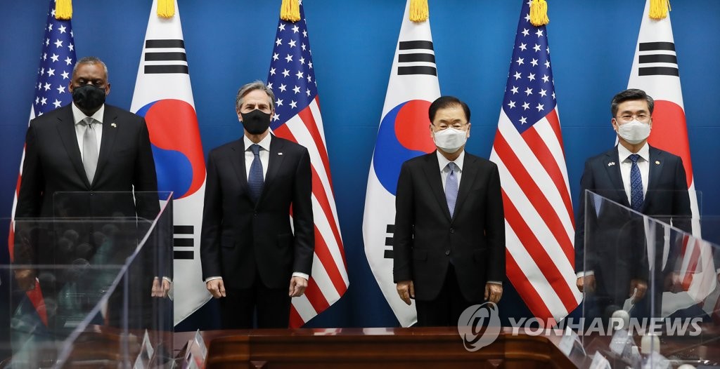 3月18日,在韩国外交部办公大楼,美国国防部长官劳埃德·奥斯汀(左起)、国务卿安东尼·布林肯、韩国外交部长官郑义溶和国防部长官徐旭在举行韩美外长防长“2+2”会谈前合影留念。 韩联社/联合摄影团(图片严禁转载复制)