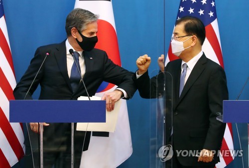资料图片：韩国外交部长官郑义溶（右）和美国国务卿安东尼·布林肯 韩联社/联合摄影记者团