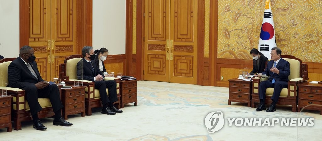 3月18日，在青瓦台，文在寅接见美国国务卿布林肯和防长奥斯汀。 韩联社