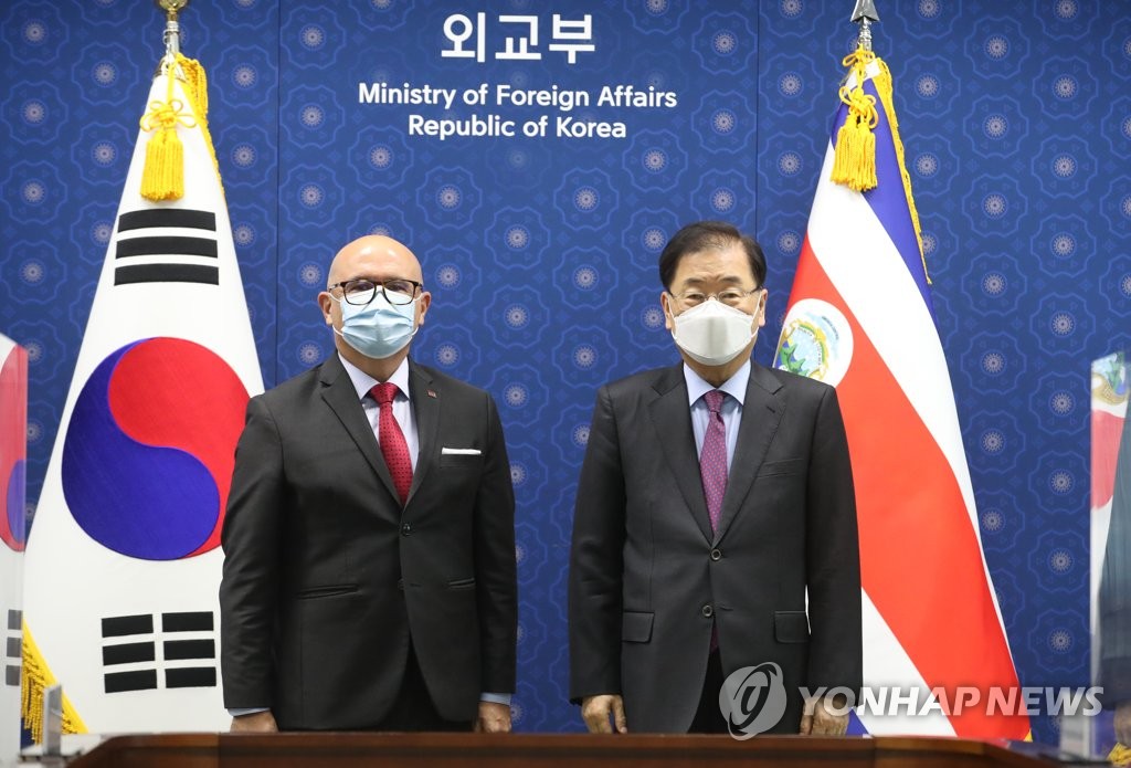 3月19日，在首尔市外交部办公大楼，韩国外交部长官郑义溶（右）会见到访的哥斯达黎加外长鲁道夫·索拉诺合影留念。