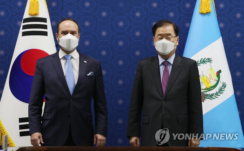 3月19日，在首尔市外交部办公大楼，韩国外交部长官郑义溶（右）会见到访的危地马拉外长佩德罗·布罗洛·比利亚合影留念。
