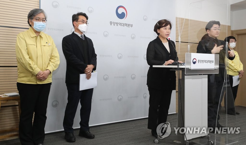 3月22日，韩国疾病管理厅预防接种专门委员会委员长崔恩和（音，左三）在例行记者会上介绍阿斯利康新冠疫苗的安全性情况。 韩联社