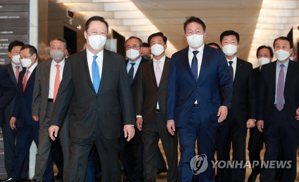 3月24日，在首尔中区的大韩商工会议所，SK集团会长崔泰源（前排右）为前任大韩商会会长朴容晚（前排左）送行。 韩联社