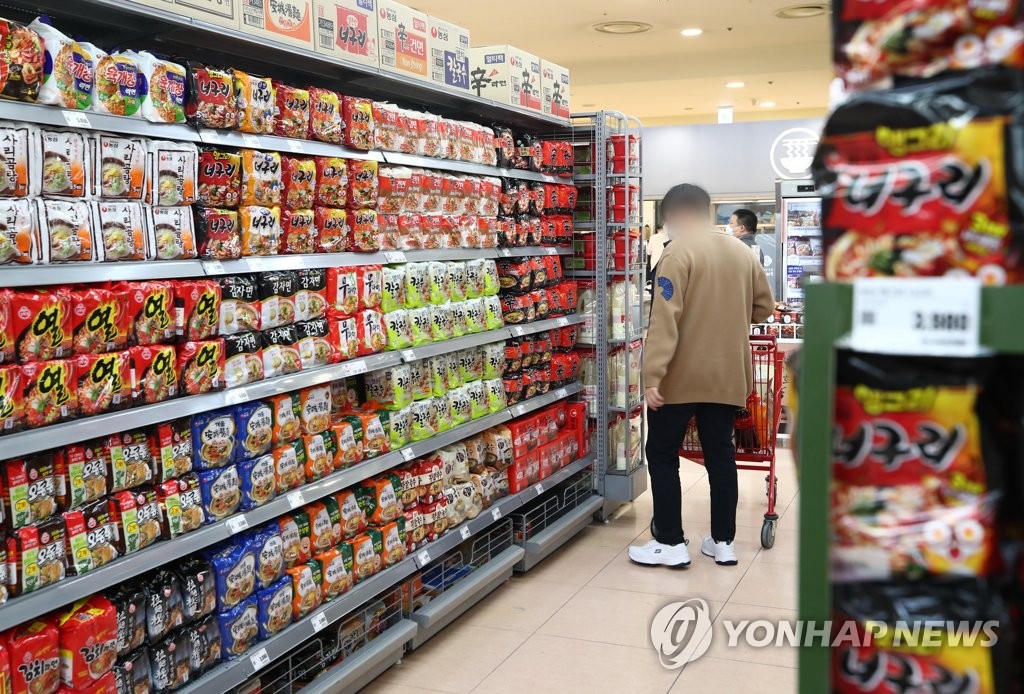资料图片：韩国一家超市的方便面柜台 韩联社