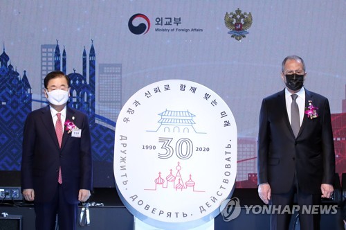 3月24日，在首尔威斯汀酒店，韩国外长郑义溶（左）和俄罗斯外长拉夫罗夫出席相互交流年开幕活动。 韩联社