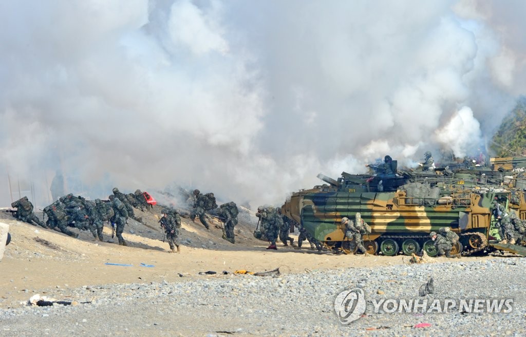 3月25日，在庆尚北道浦项市北区松罗面海岸，韩美海军陆战队举行联合军演。 韩联社
