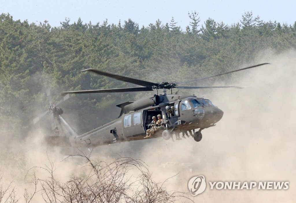 韩美海军陆战队在韩东南部海岸举行联演