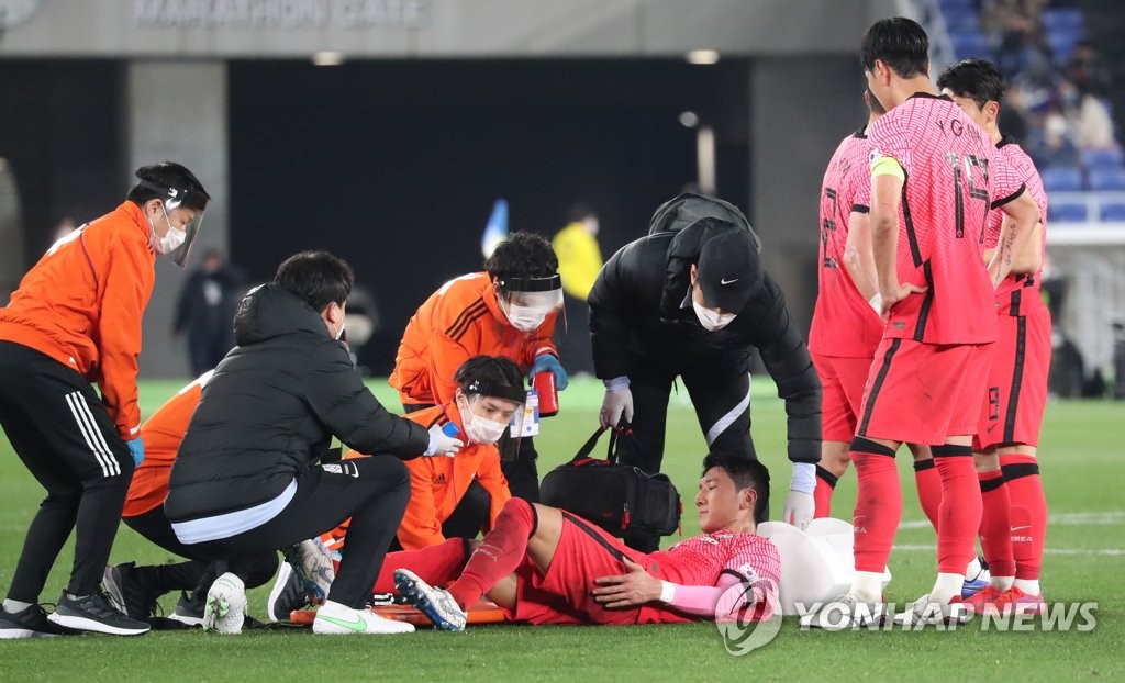 3月25日，在横滨国际体育场，韩日进行足球热身赛。图为韩国球员赛程中受伤。 韩联社