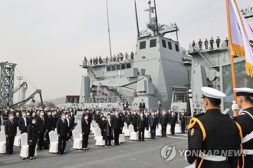 3月26日，在京畿道平泽市海军第二舰队司令部，韩国总统文在寅出席第六届“西海守护日”纪念仪式并同到场人士齐唱国歌。 韩联社
