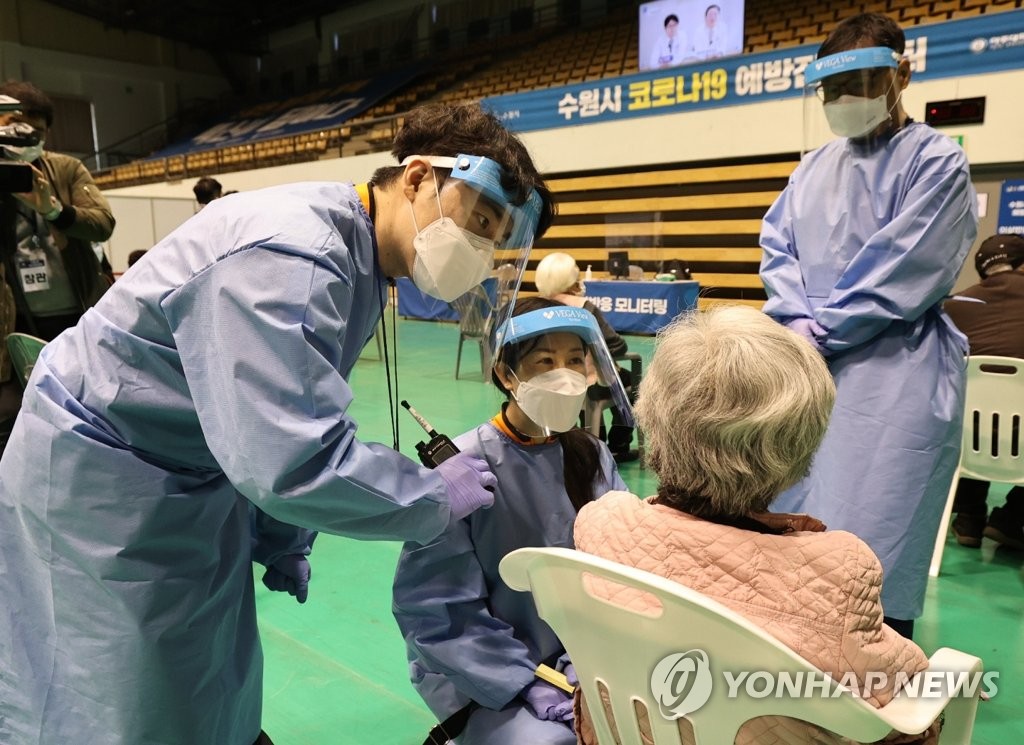 资料图片：医务人员观察接种人员有无异常反应。 韩联社/京畿道联合摄影团