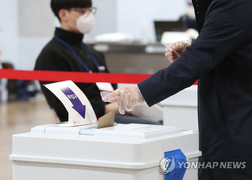 4月2日，在首尔市西大门区南加佐1洞的缺席投票站，选民进行投票。 韩联社