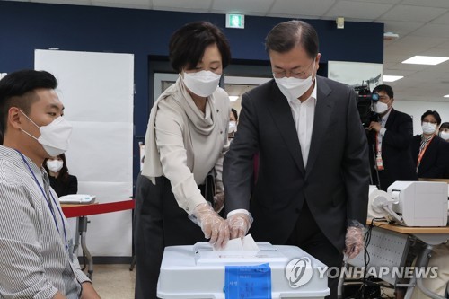 资料图片：4月2日，在三清洞居民中心，韩国总统文在寅和夫人金正淑进行首尔市长补选缺席投票。 韩联社