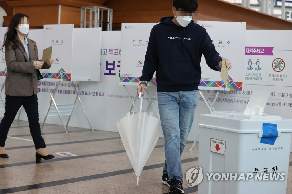 4月3日，在设于首尔火车站的缺席投票站，选民进行投票。 韩联社
