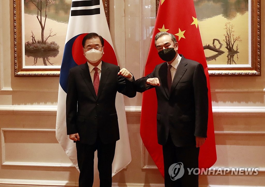 4月3日，在厦门海悦山庄酒店，韩国外交部长官郑义溶（左）与中国国务委员兼外交部长王毅碰肘致意。 韩联社
