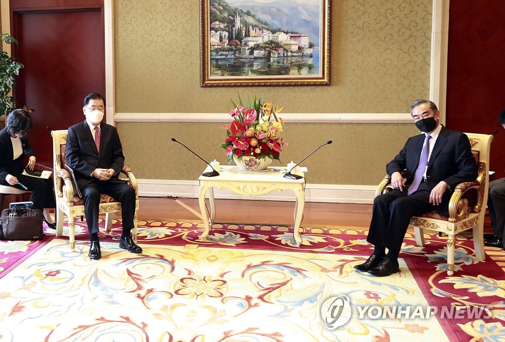 4月3日，在厦门海悦山庄酒店，韩国外交部长官郑义溶（左）与中国国务委员兼外交部长王毅（右）举行会谈。 韩联社