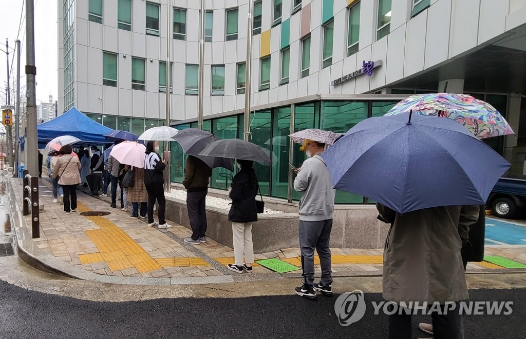 4月3日，在设于首尔市瑞草区盘浦3洞居民中心的缺席投票站，选民排队投票。 韩联社