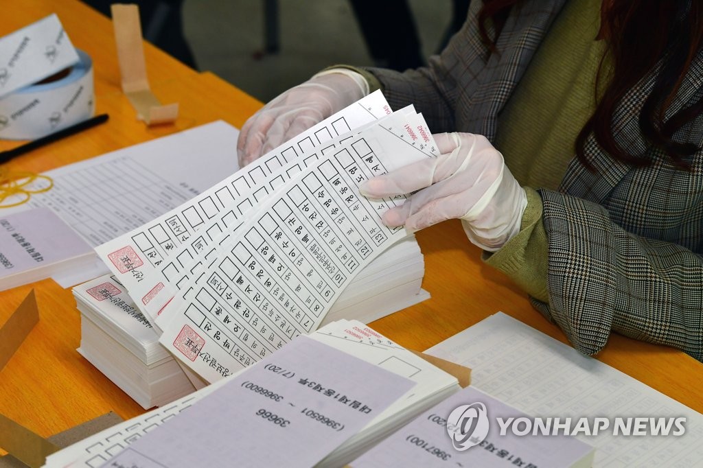 4月5日，距离首尔市长补选还有两天，首尔市永登浦区选举管理委员会的工作人员正在验收选票。 韩联社