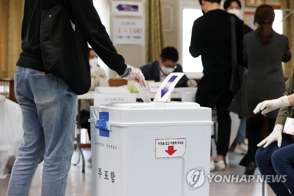 4月7日，在首尔市一处投票站，市民正在投票。 韩联社