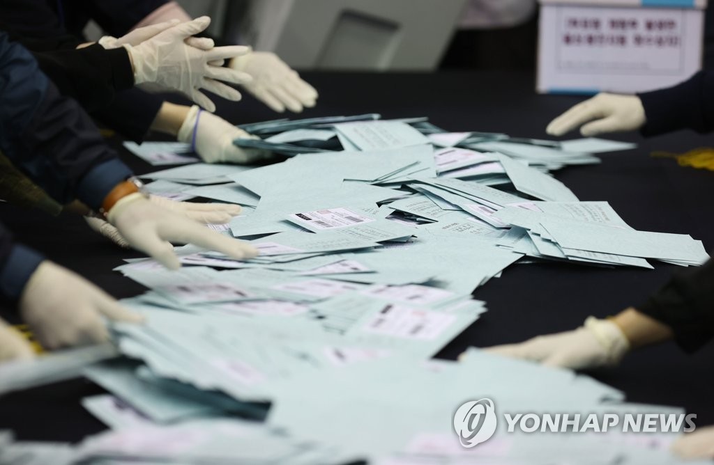 4月7日，在首尔市龙山区信光女高礼堂，票站工作人员在首尔市长补选截止投票后进行点票。 韩联社