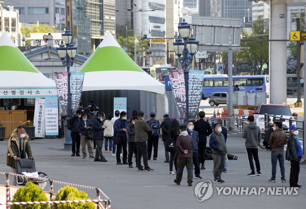 资料图片：设于首尔火车站广场的临时筛查诊所 韩联社