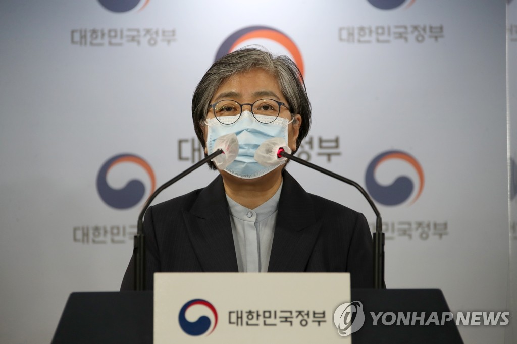 4月12日下午，中央政府首尔办公楼，郑银敬发布疫情。 韩联社