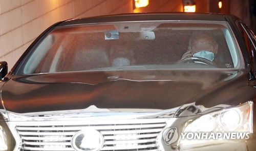 4月13日，在外交部，日本驻韩大使相星孝一乘坐的汽车离开停车场。 韩联社