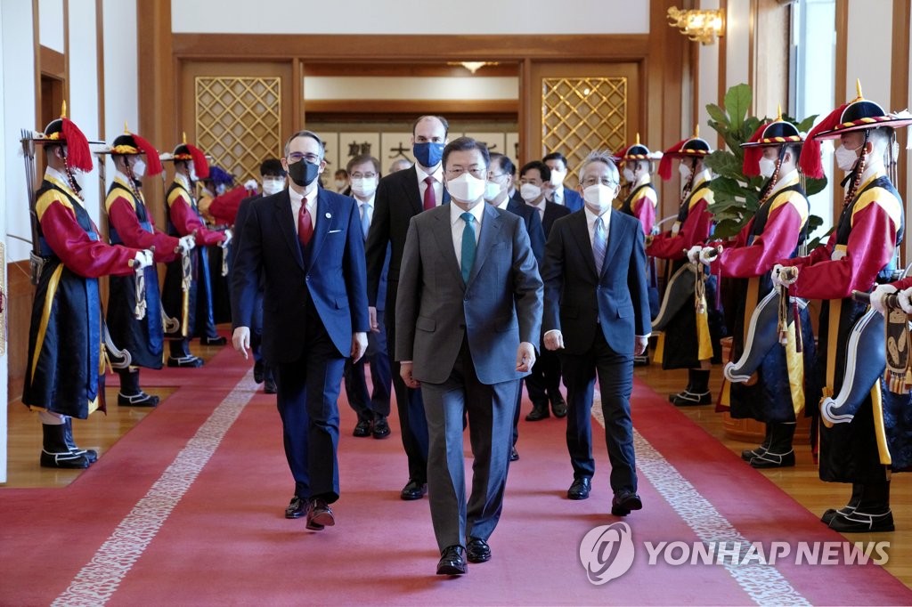 4月14日，在青瓦台，韩国总统文在寅（居中）与日本、多米尼加、拉脱维亚三国驻韩大使走进座谈会场。 韩联社