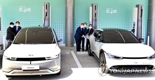 资料图片：现代旗下电动汽车专属品牌的首款车型“艾尼氪5”（左）和起亚旗下EV6 韩联社