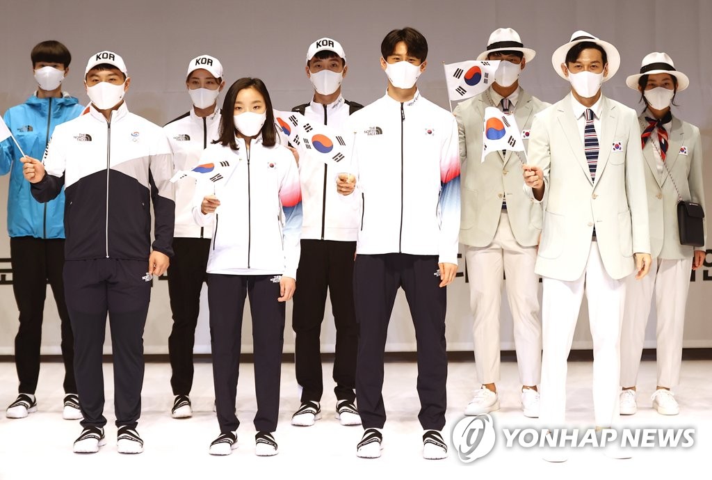 资料图片：4月14日，在镇川国家队运动员村，选手们展示韩国队服。 韩联社