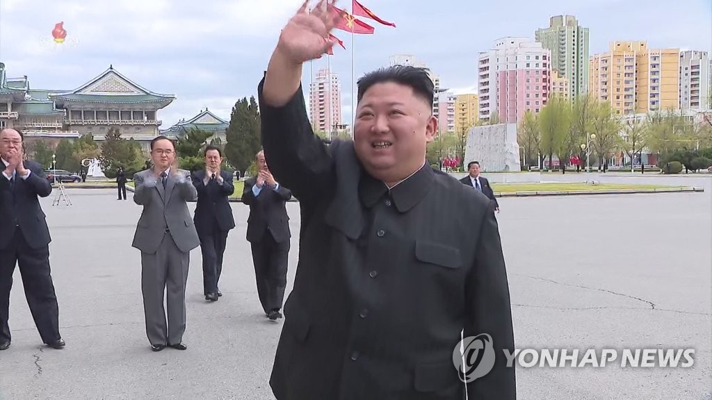 金正恩挥手示意 金正恩挥手示意