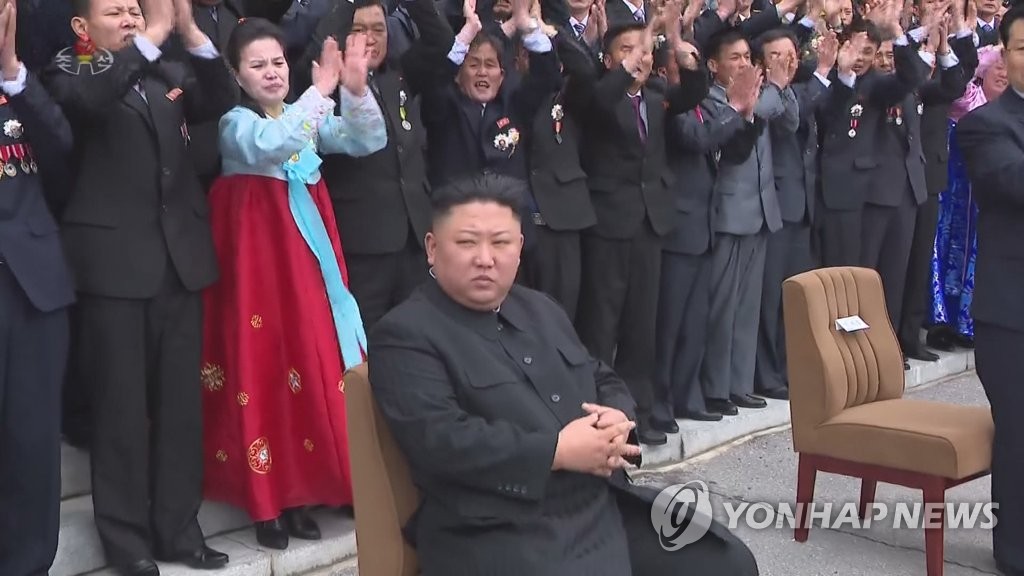 金正恩与基层干部合影 金正恩与基层干部合影